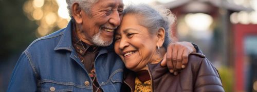 Una pareja hispana de edad avanzada disfrutando al aire libre, su amor palpable, lo que refleja la satisfactoria jubilación de un inmigrante latinoamericano.